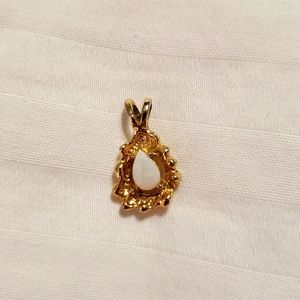 Small gold pendant with opal stone